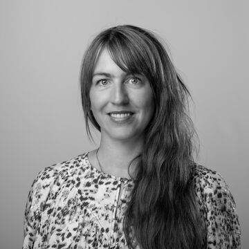 Svart hvitt portrettbilde av en smilende Signe Gerda