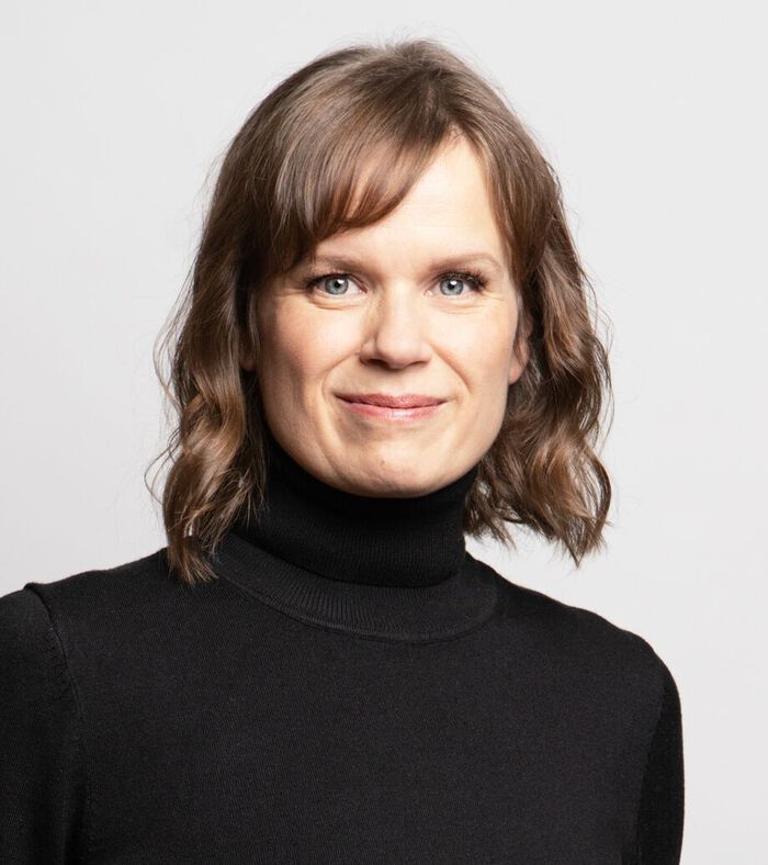 Portrettbilde av en smilende Selma Vilhunen.