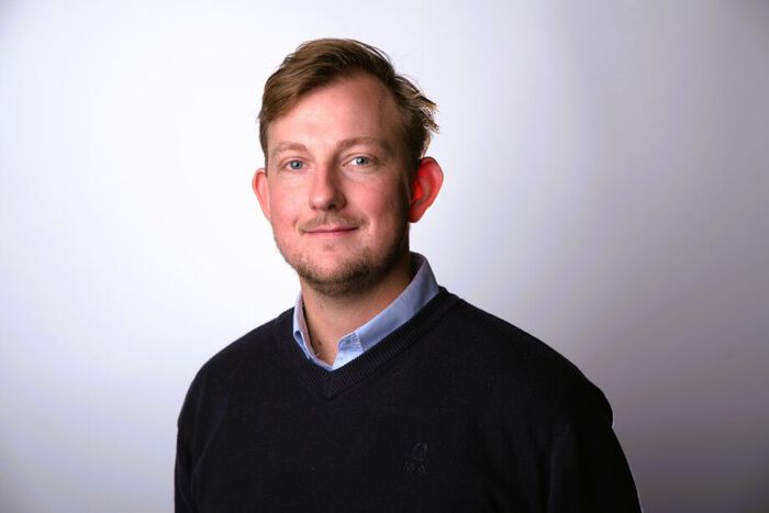 Portrettbilde av en smilende Rasmus Eriksson