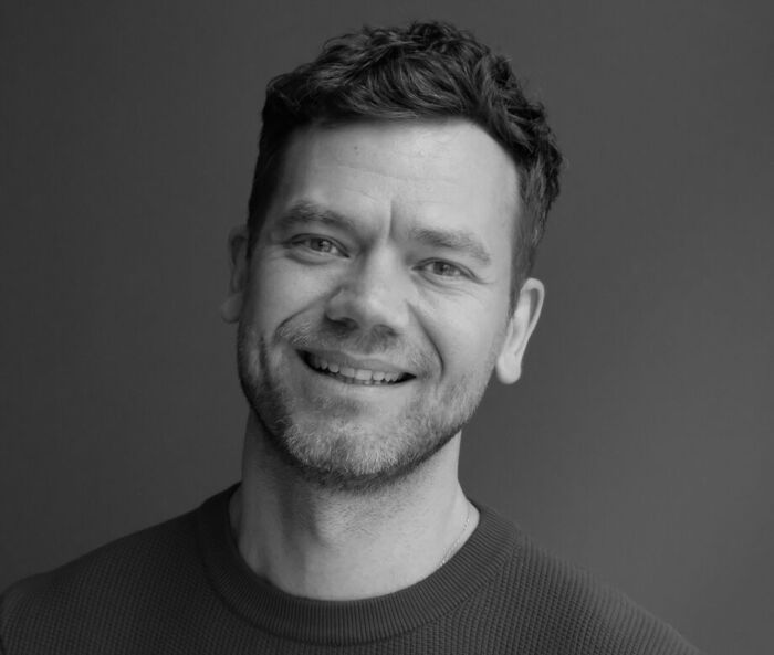 Portrettbilde av en smilende Jørgen Stangebye Larsen