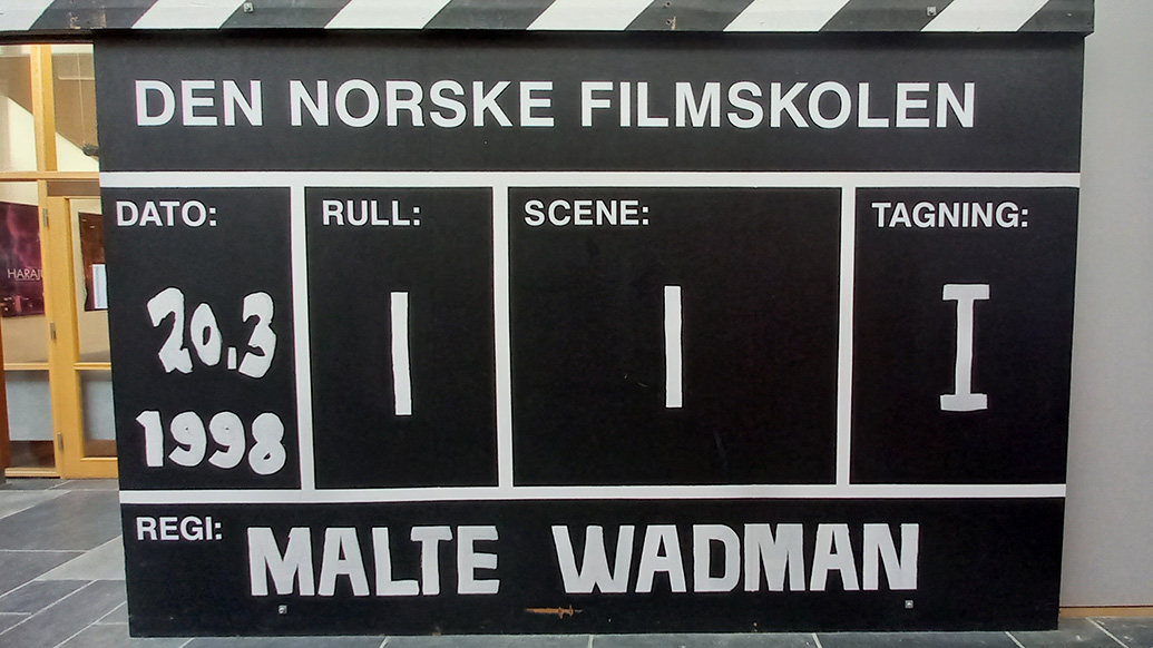 "Klapperen" står utenfor Filmskolen på plan 1 på Storhove.