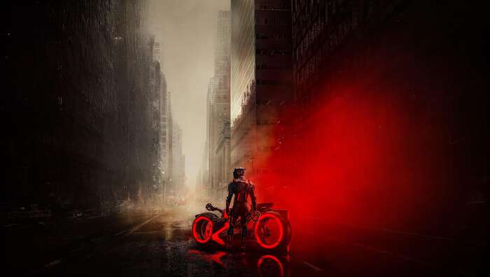 Filmplakat fra Tron: Ares med en motorsyklist med rød og svart dramatisk urban bakgrunn