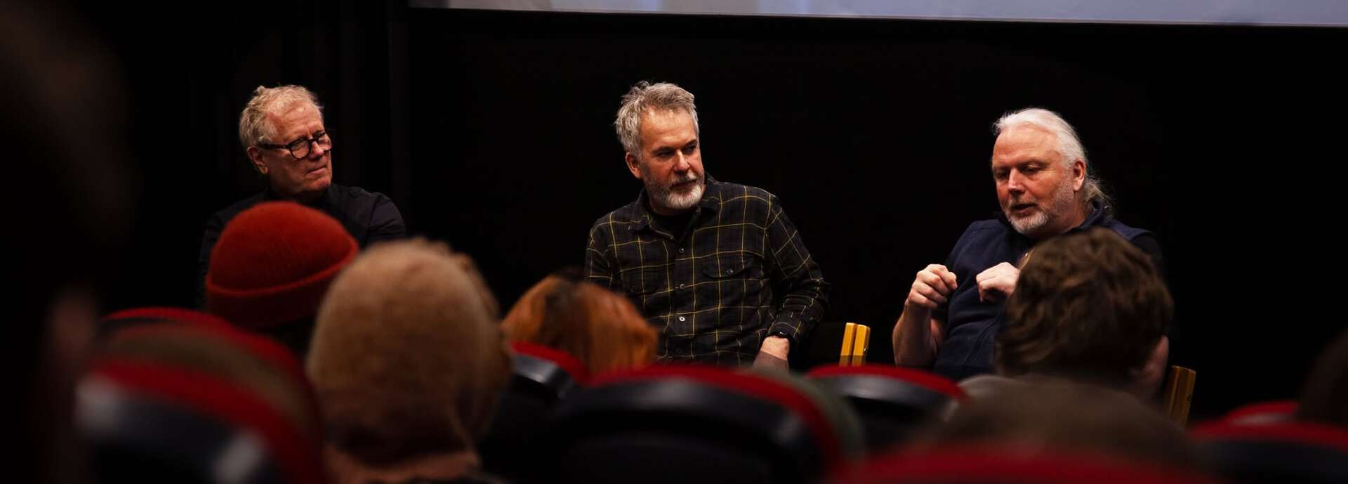 Regissør Hans Petter Moland, klipper Jens Christia Fodstad og lyddesigner Gisle Tveito sitter på scenen i smatlae foran publikum en mørk kinosal