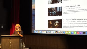 Hanne-Lovise Skartveit, kursansvarlig ved Fakultet for film, tv og spill, viser frem et spennende utvalg etterutdanninger for salen.
