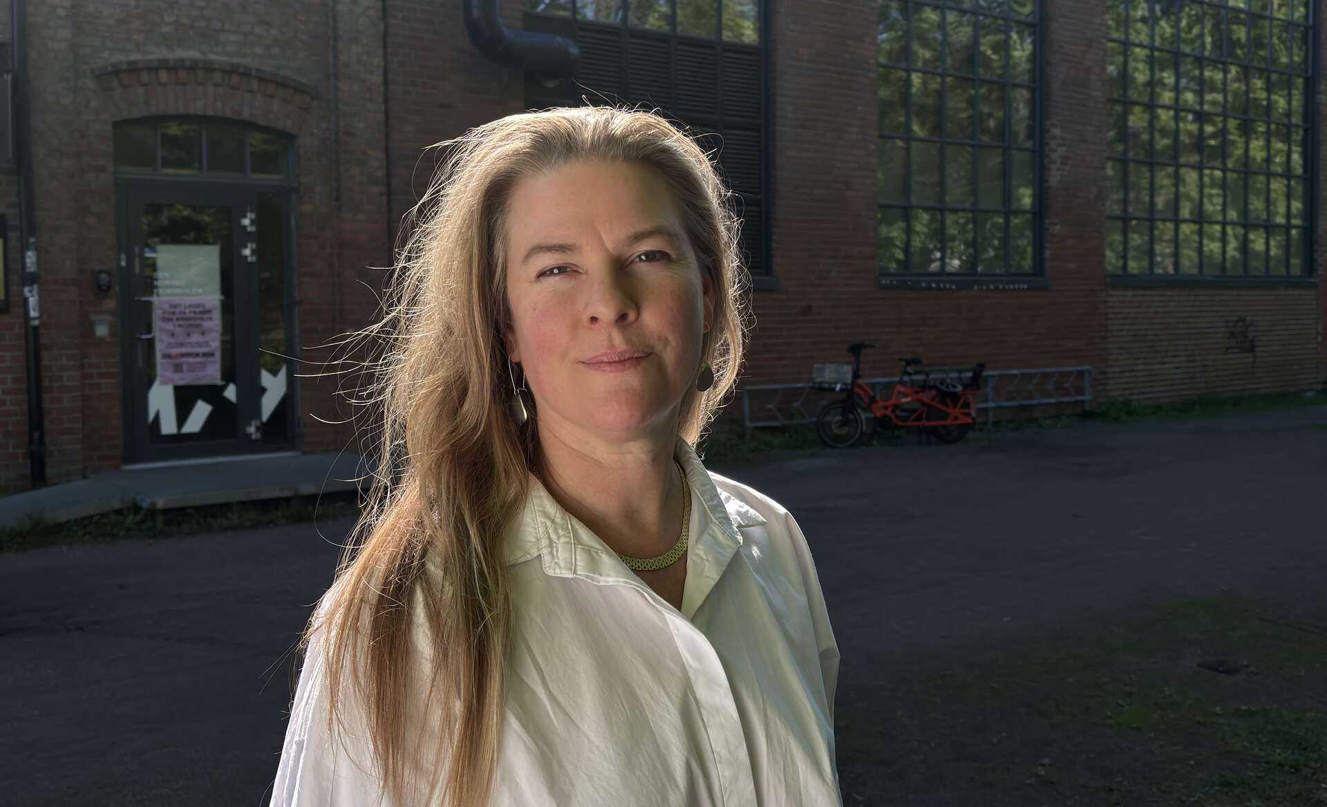 Ragna Lindboe i sol utenfor Filmskolens fabrikklokaler på Myrens