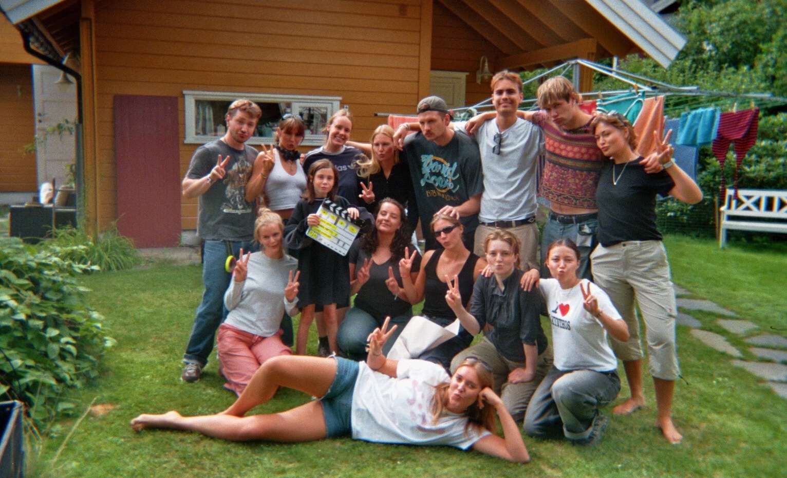 Filmcrew poserer foran et hus.