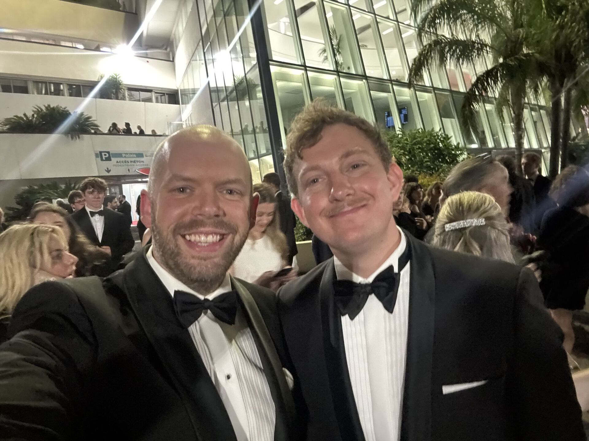 Selfie av stipendiat Rasmus Eriksson og filmkollega Johannes Skoog på premiere i Cannes