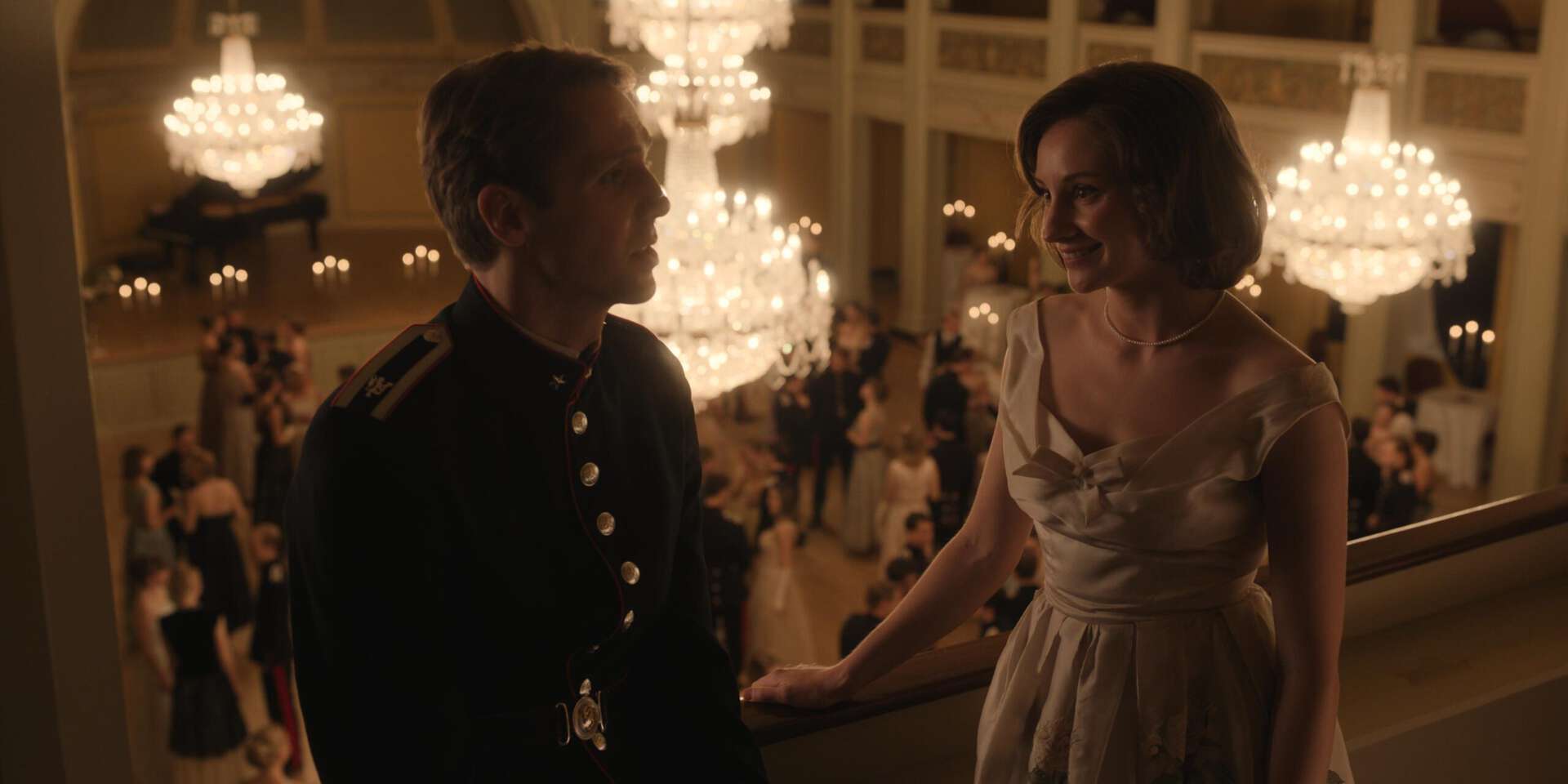 Bilde fra serien som viser Harald og Sonja flørtende på ball.
