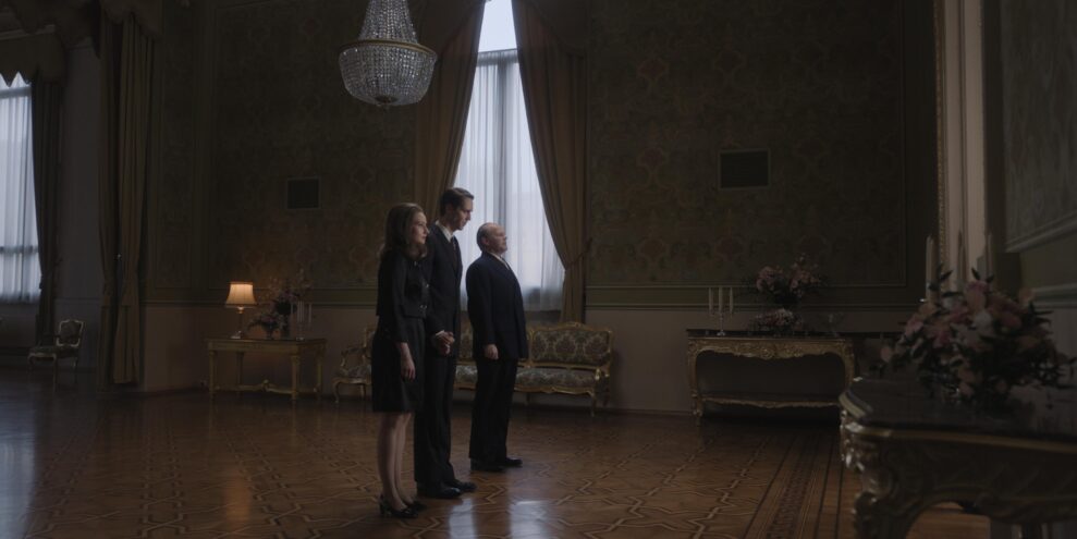 Bilde fra serien som viser Sonja, Harald og kongen som står alene i en enorm slottsal.