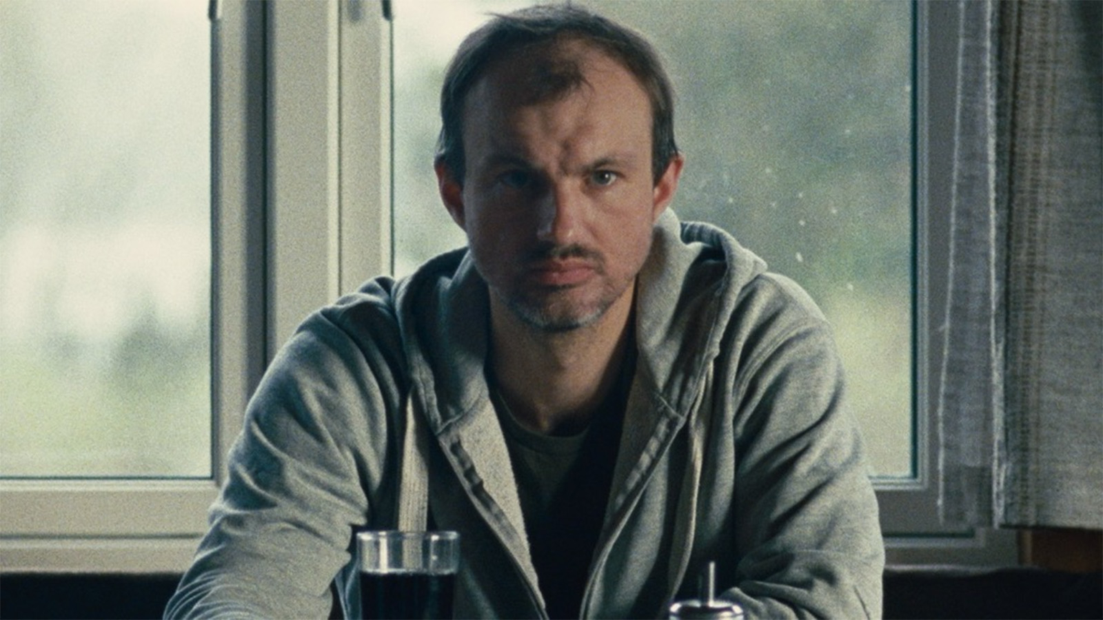 Benjamin Røsler foran et vindu, fra filmen