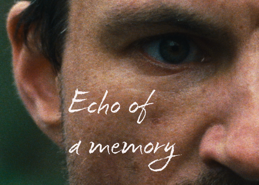 Nært utsnitt av ansiktet tlil en mann som ser alvorlig fremfor seg. Teksten Echo of a memory er lagt over bildet.