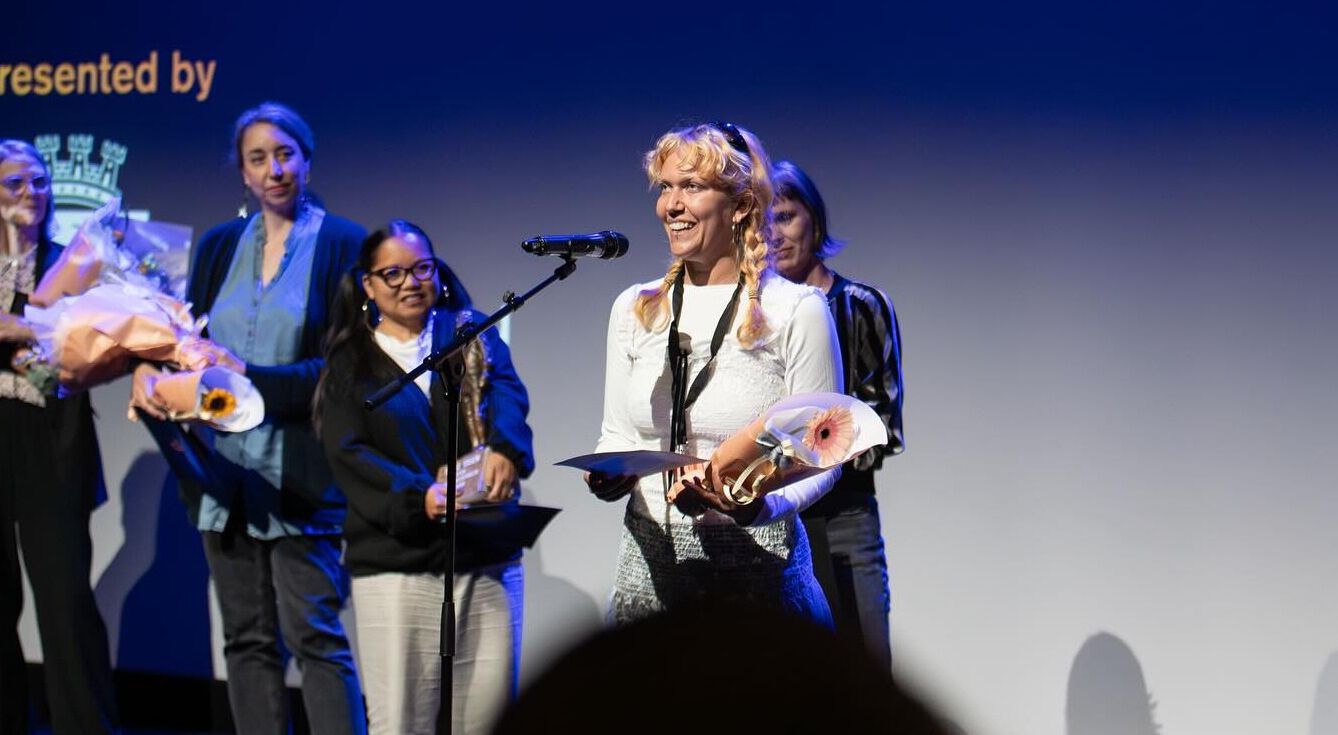 Prisvinner Clara Vida tar imot pris på scenen. Foto: Kortfilmfestivalen