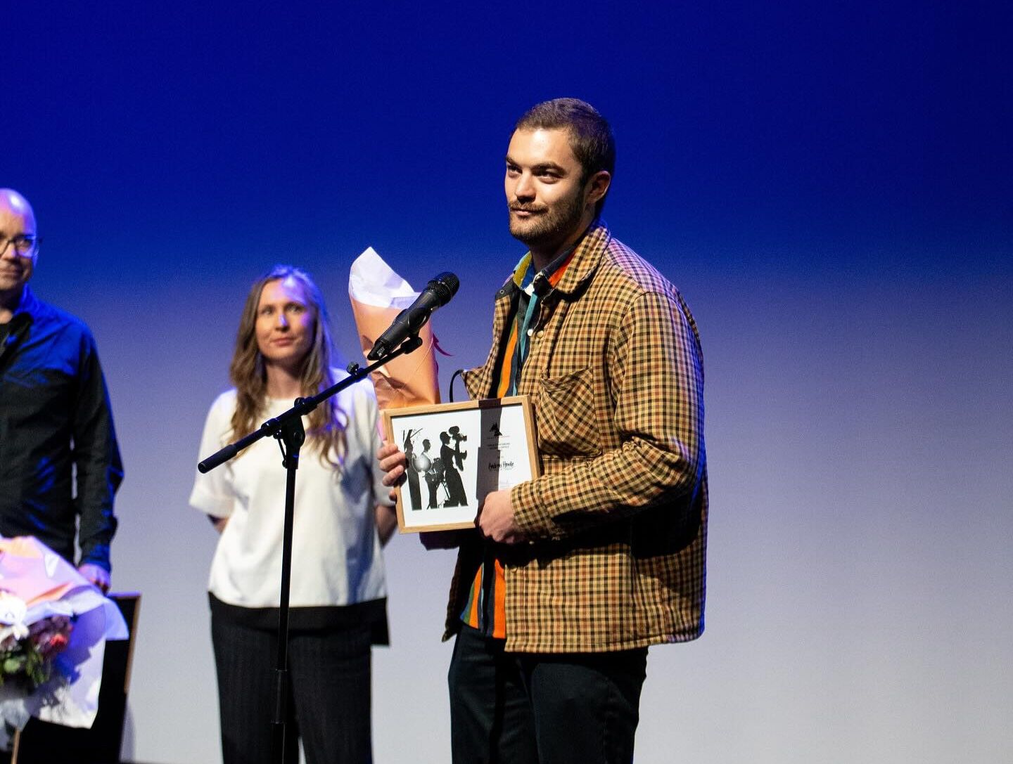 Jens G. Herzberg tar imot pris på scenen