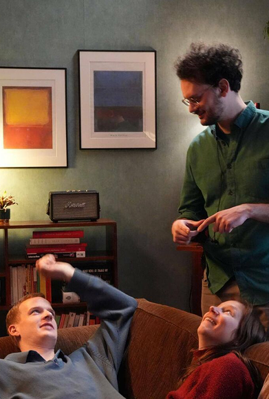Bilder av Stefan Faldbakken og Nina Grünfeld, portrettbilder i svart-hvitt hvor de erhalvt smilende