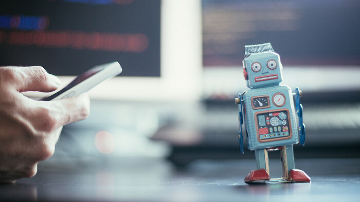 Bilde av tradisjonell robot og smarttelefon