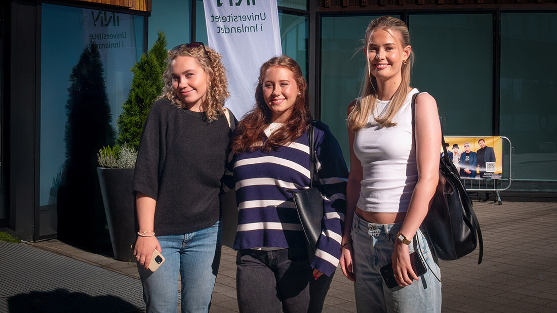 Tre smilende jenter ved studiestart. 