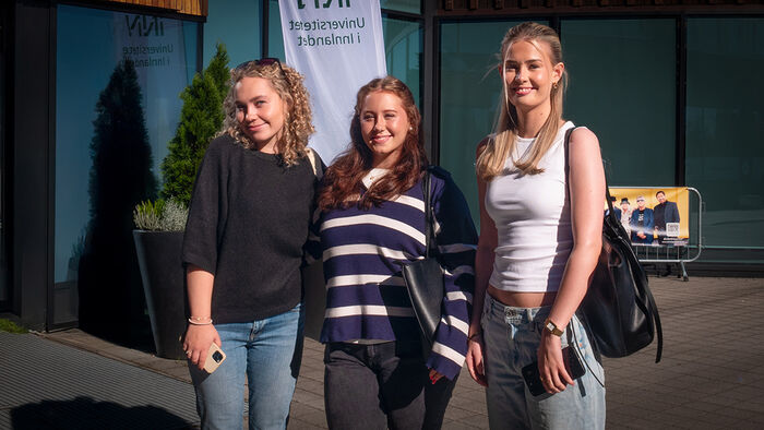 Tre smilende jenter ved studiestart. 