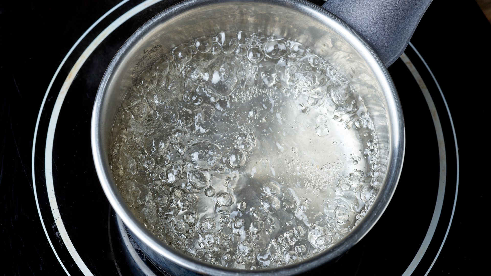 Kokende vann på kokeplate
