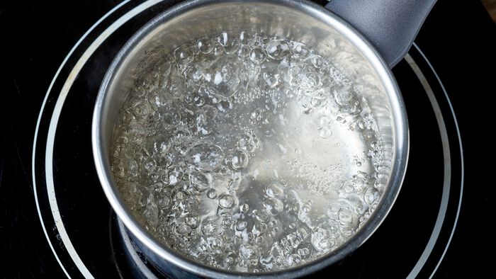 Kokende vann på kokeplate