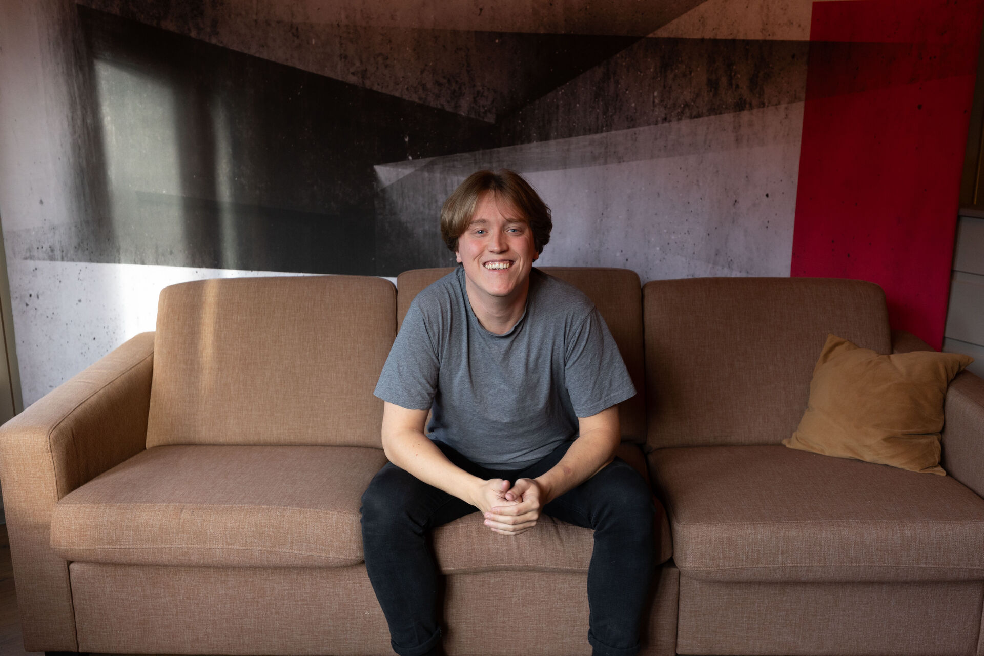 Portrett av Sander Sjøblom som sitter i en sofa
