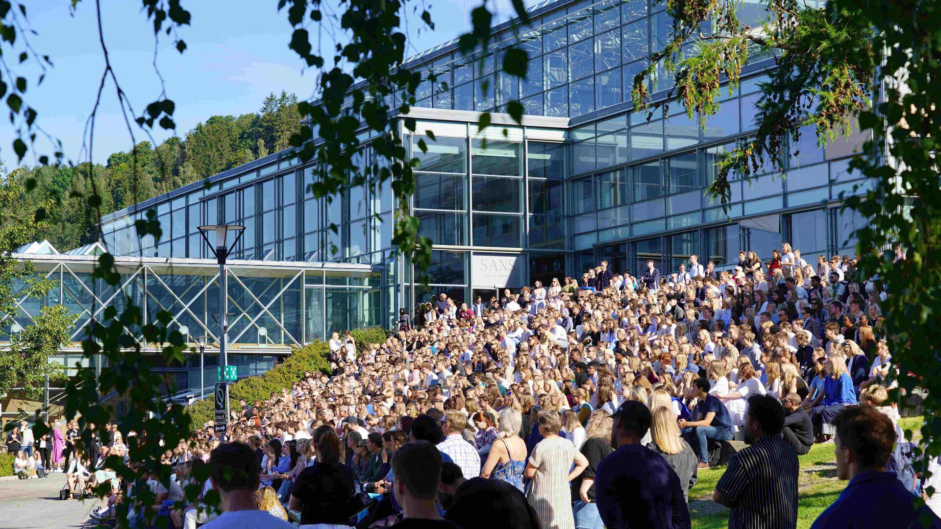Mange mennesker på studiestart ved Lillehammer. 