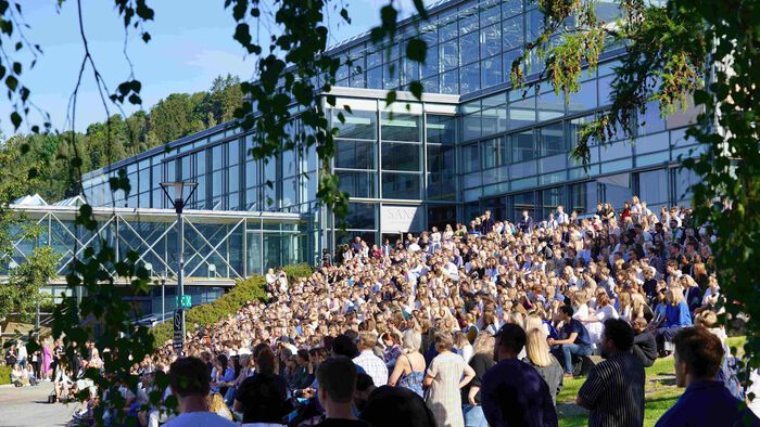 Mange mennesker på studiestart ved Lillehammer. 