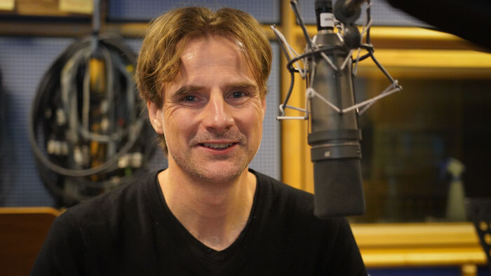 Podkaststudio med Eirik Grindaker foran mikrofon 