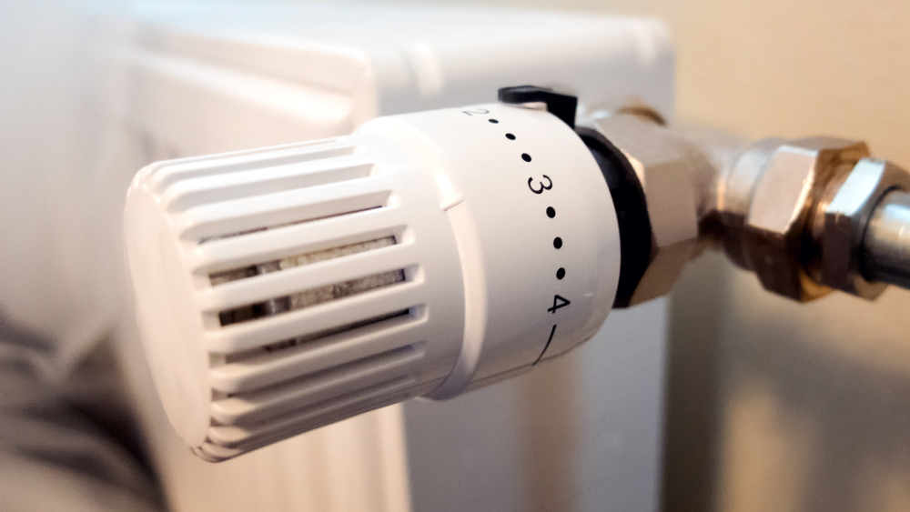 Nærbilde av termostaten på en radiator
