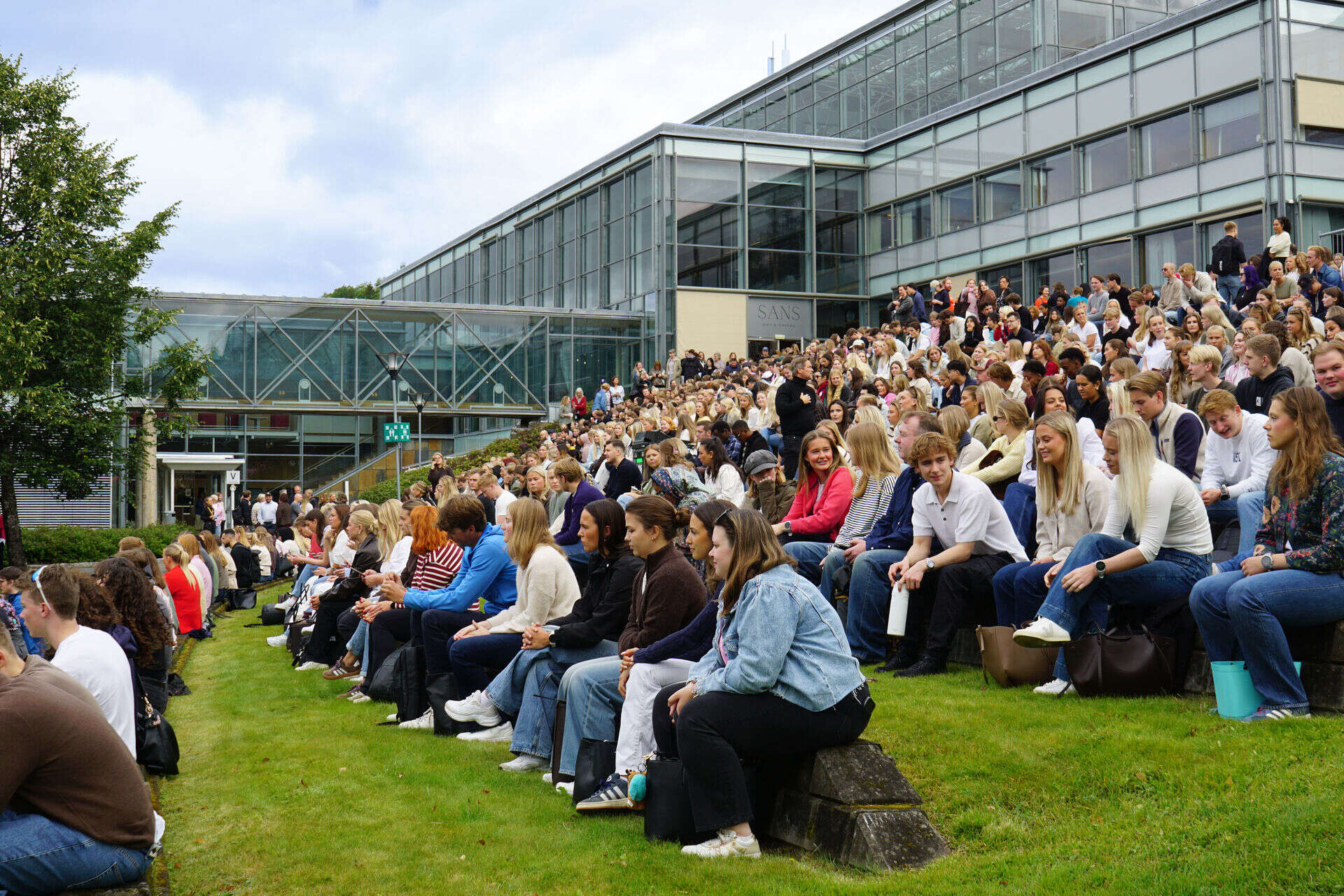 Mennesker ved studiestart.
