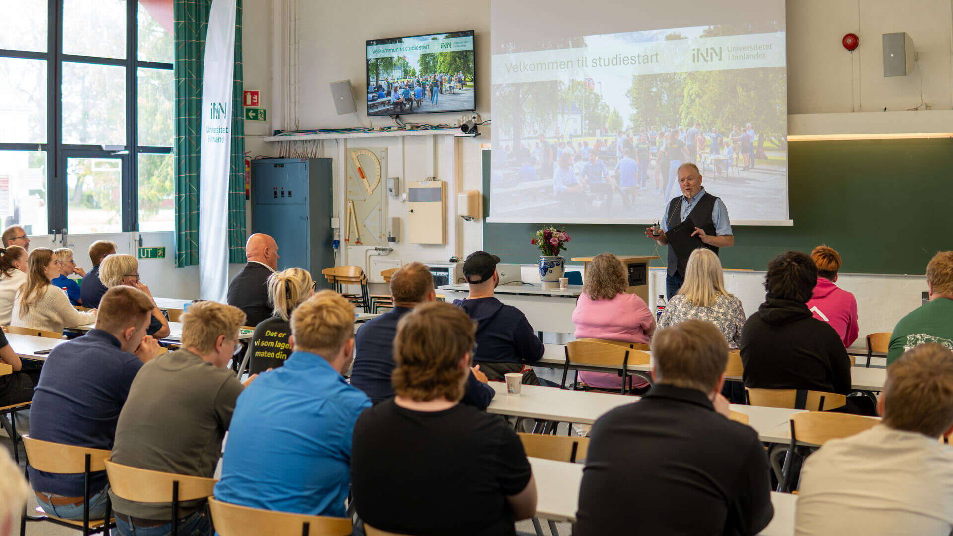 Mann som holder forelesning.