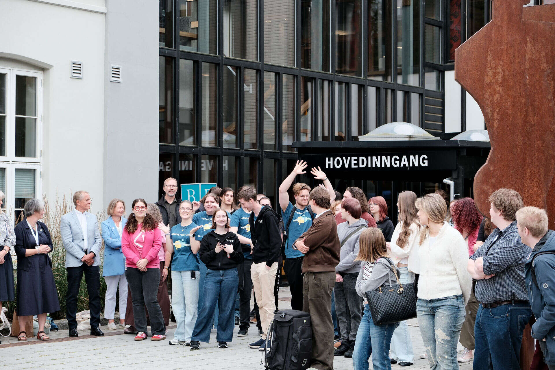 Studenter utenfor hovedinngangen.