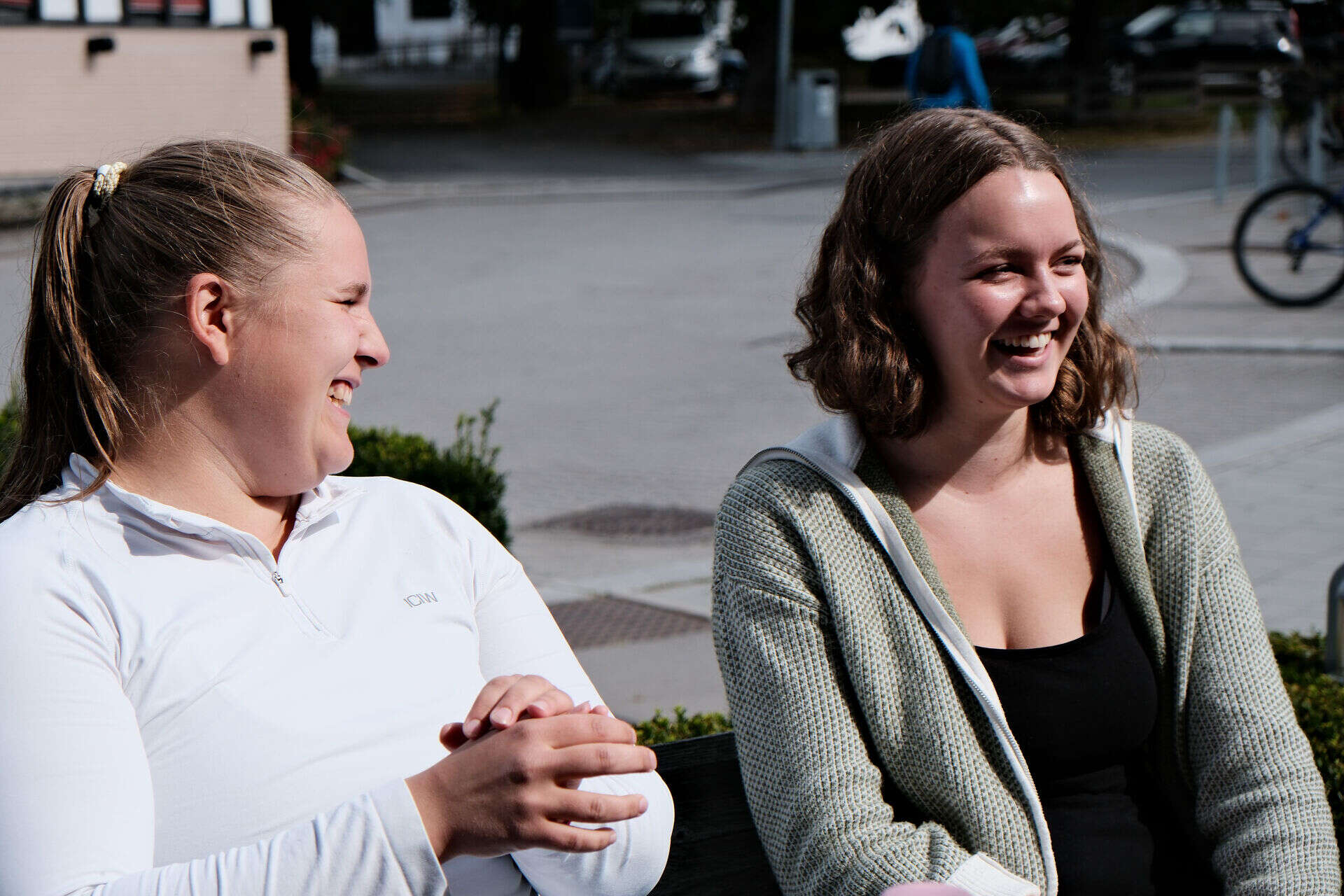 Smilende jenter.