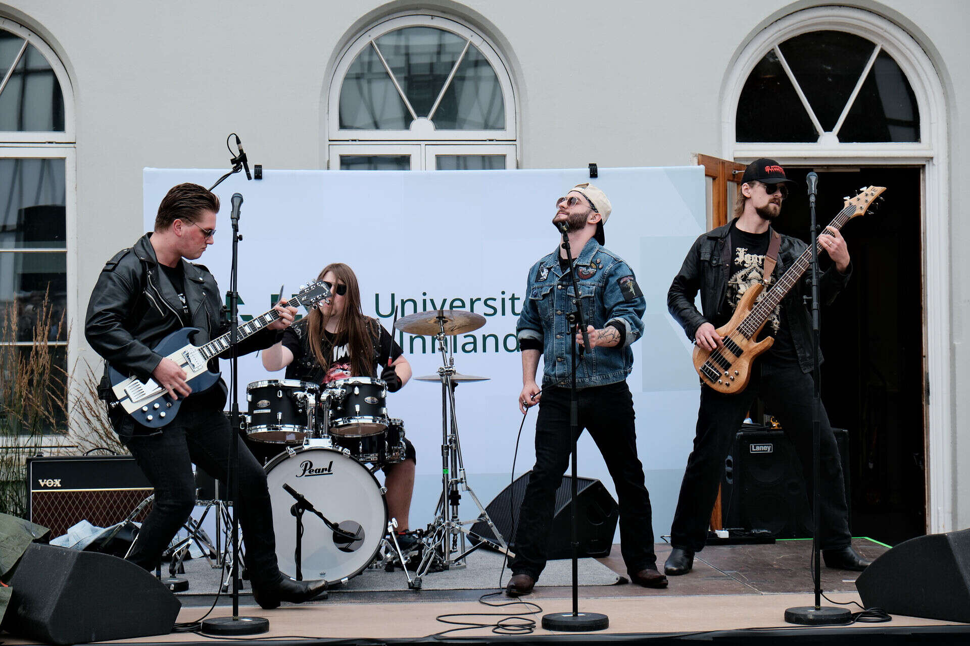 Gutter som spiller i et band.