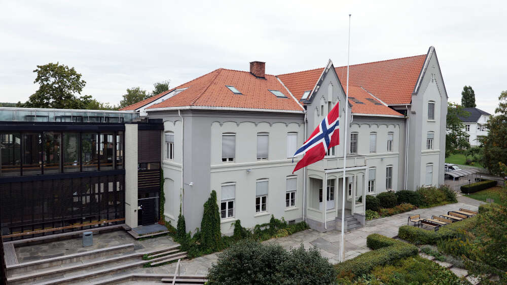 Det norske flagget er firet på halv stang utenfor studiested Hamar. 