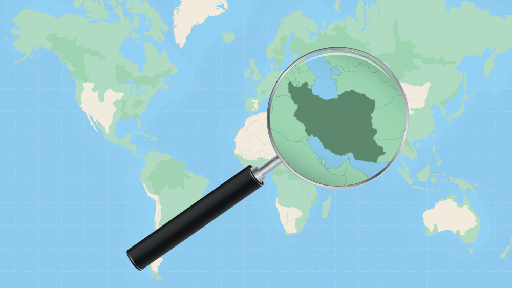 En tegning av et forstørrelsesglass som holdes over Iran og naboland i regionen, hvor Iran er uthevet i et mørkere grønn farge enn naboene