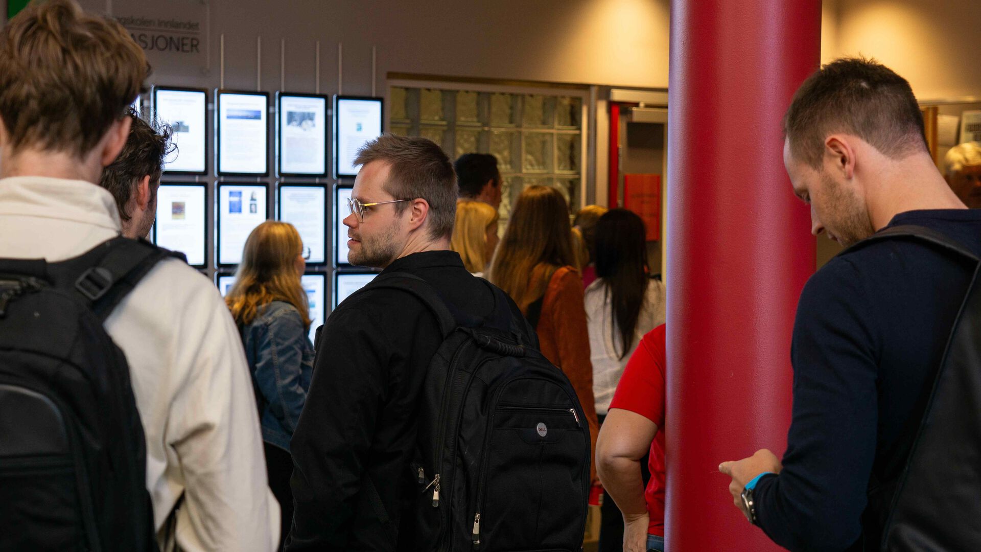 Studenter som står/går innendørs