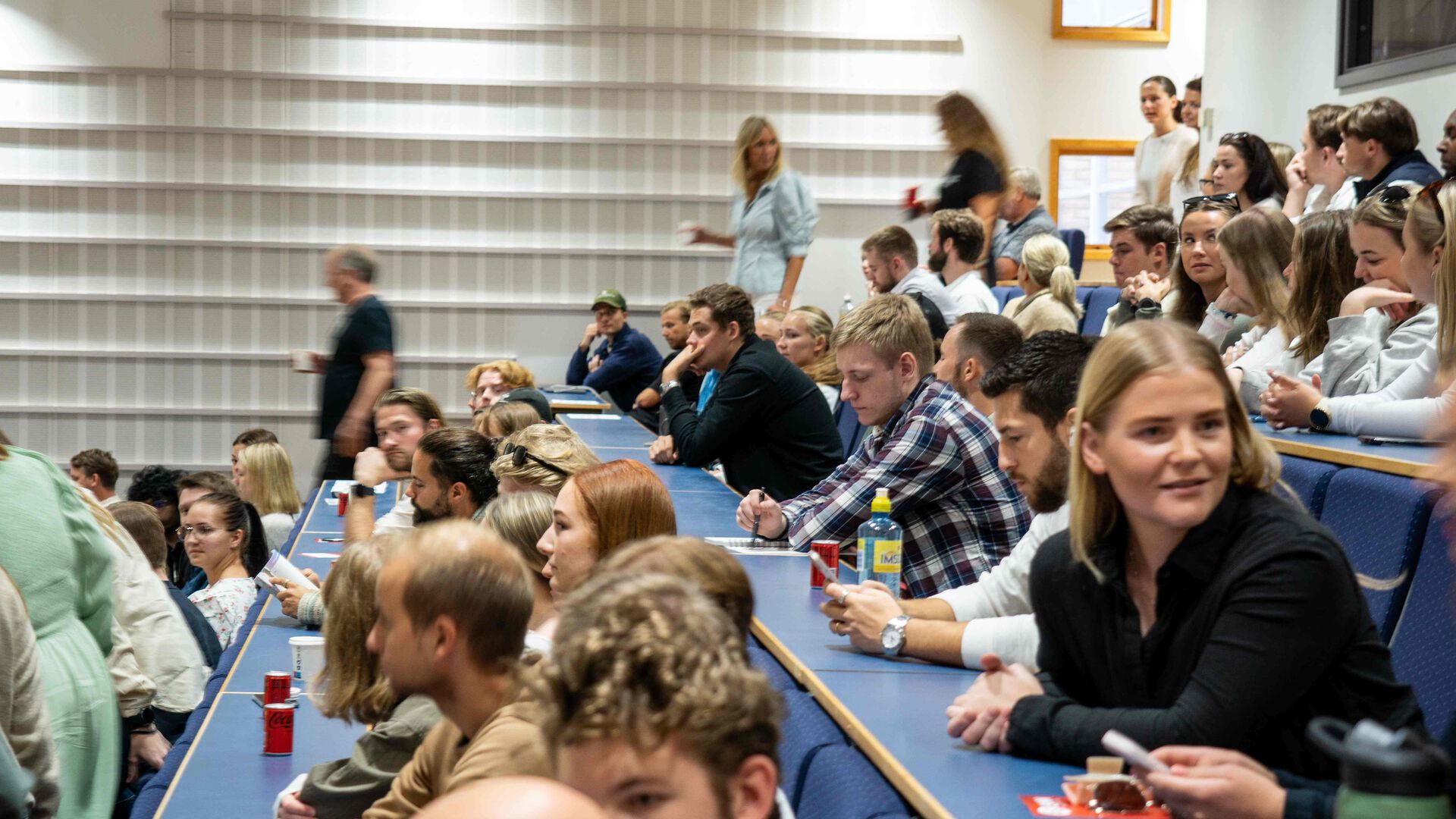 Studenter sitter inne i et auditorium