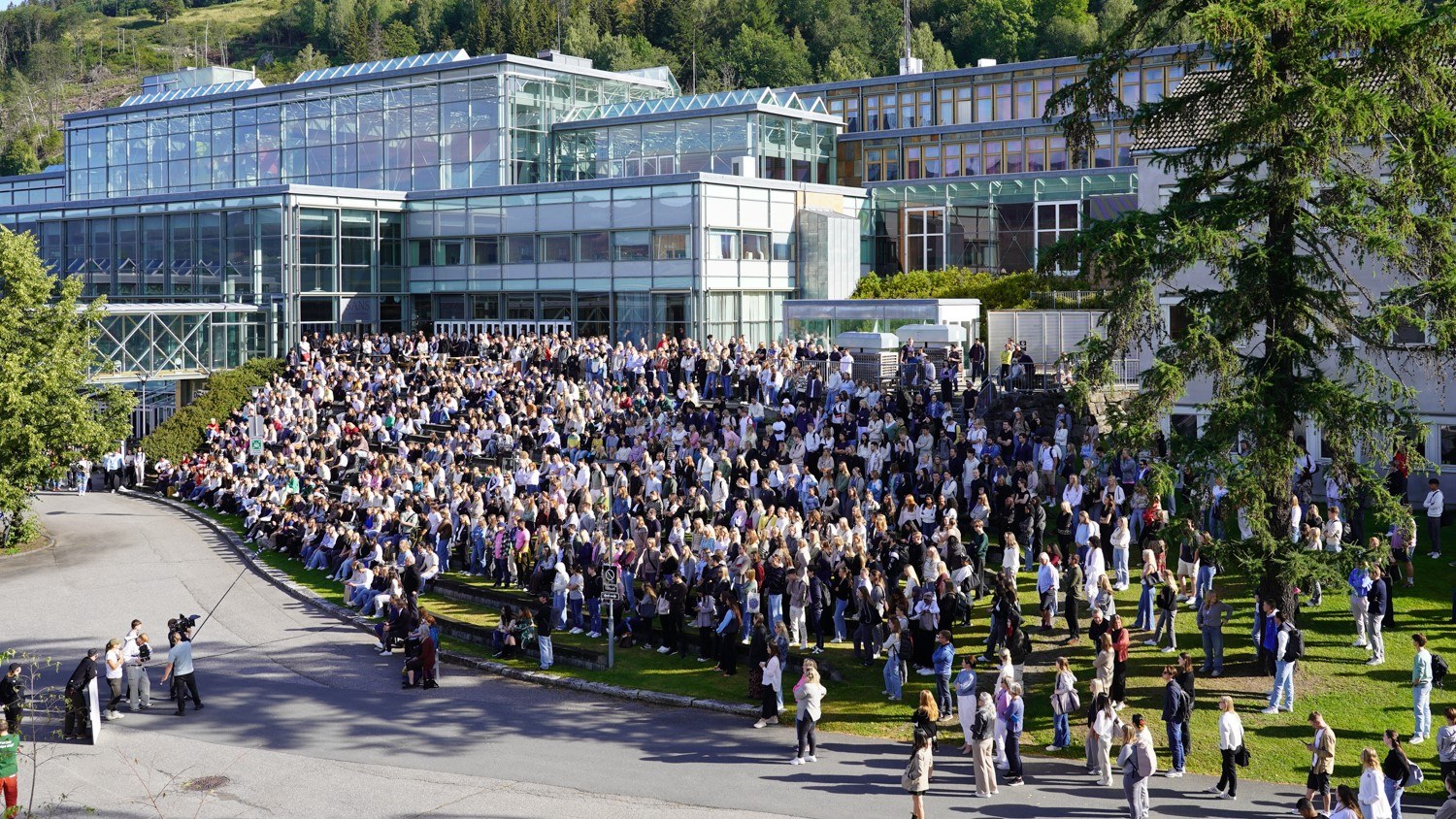 Oversiktsbilde over en stor folkemengde samlet i amfiet utdendørs på Lillehammer. 