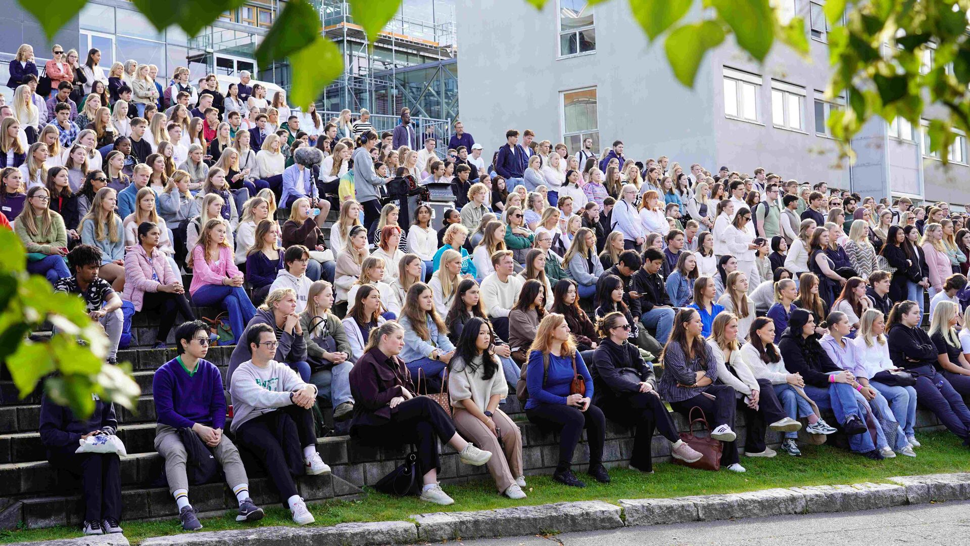 Studenter i sola på Lillehammer.