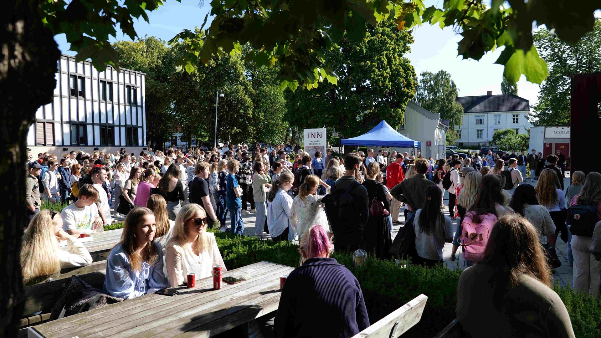 Stor folkemengde samlet i sola på campus Hamar