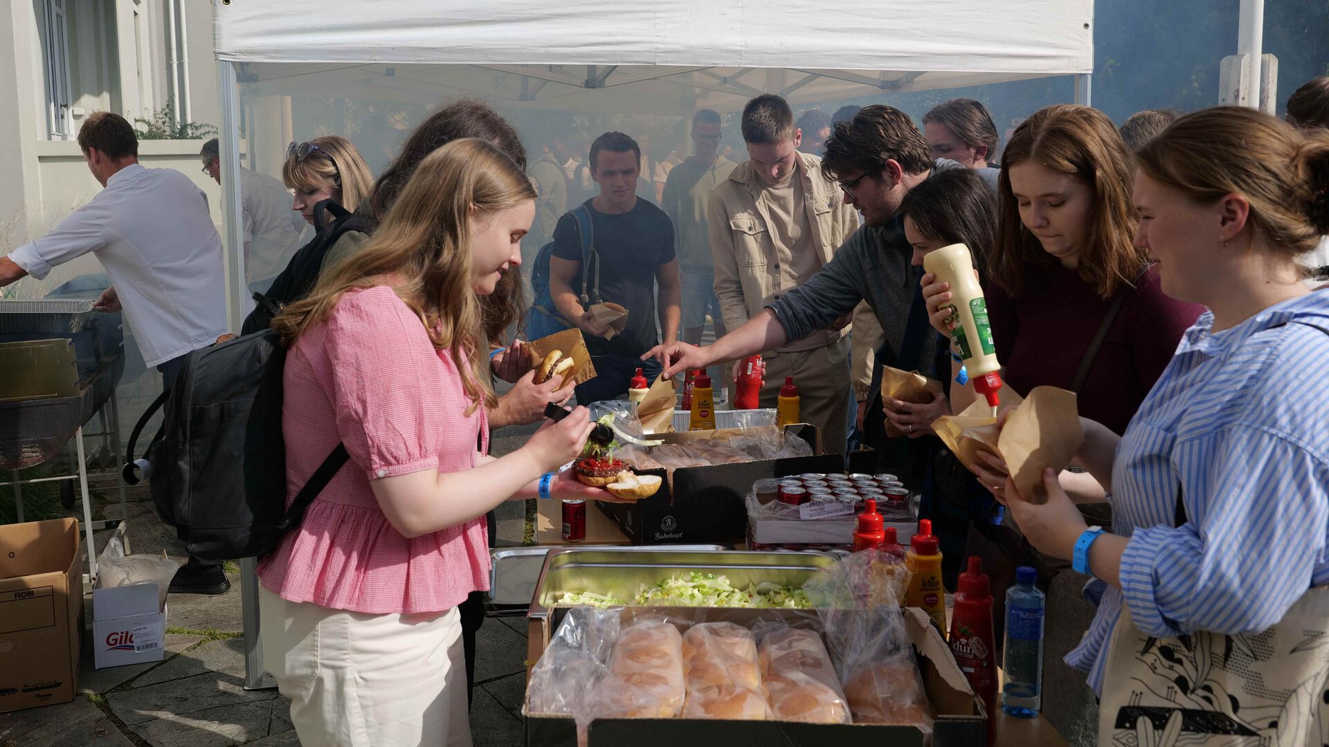 Studenter griller