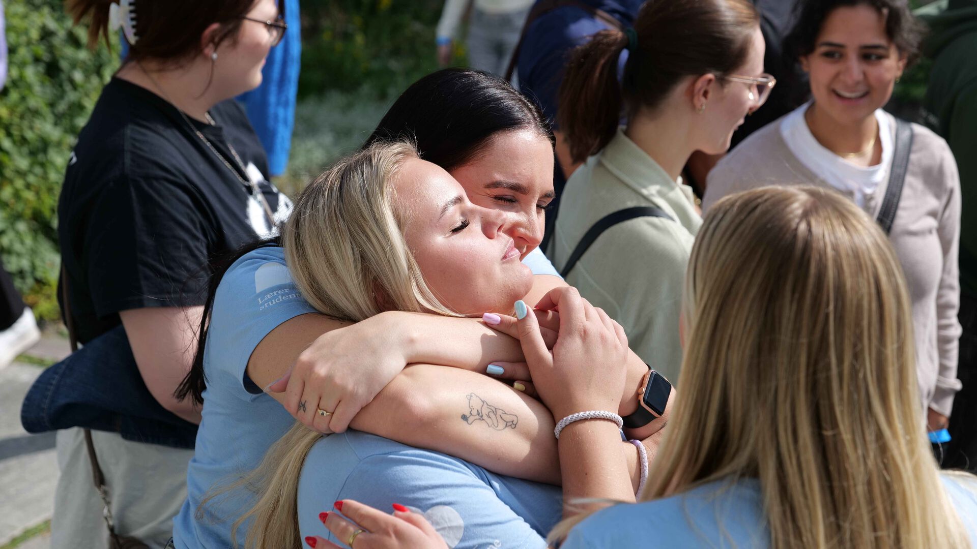 To studenter som gir hverandre en klem