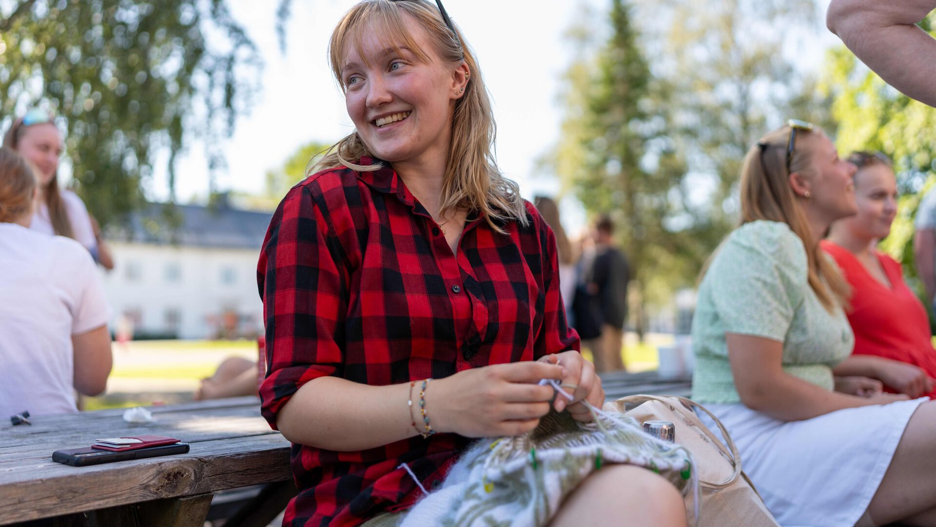 Student på Blæstad sitter ute og strikker
