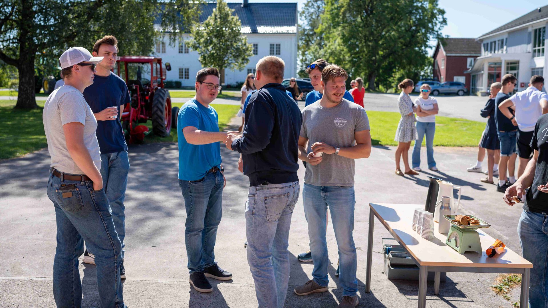 Studenter som hilser på hverandre.