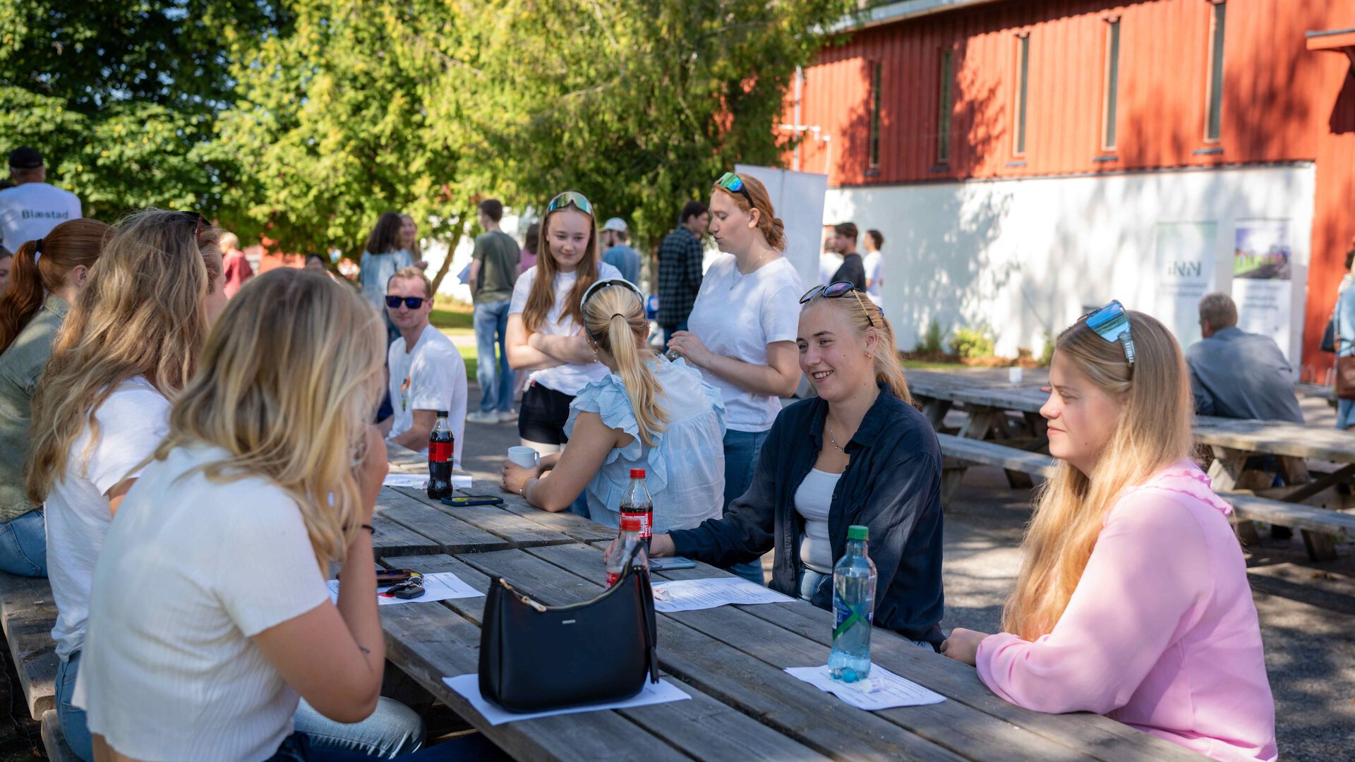 Mange studenter langs langbord på Blæstad