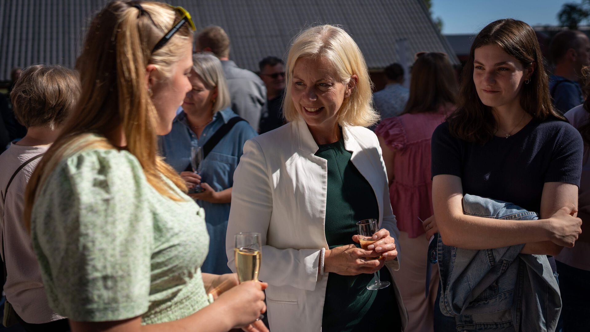 Statsråd Aasland prater med et par studenter