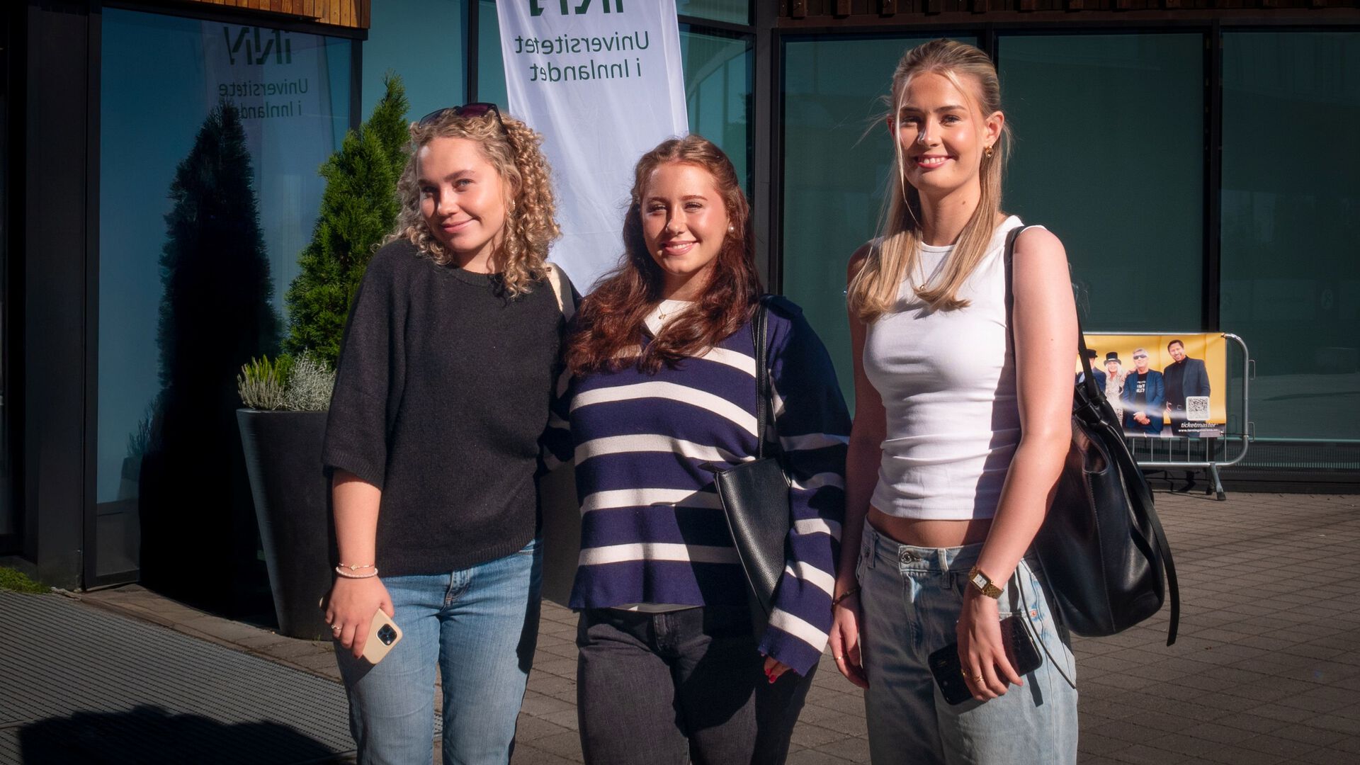 Tre studenter ute foran inngangen på Elverum
