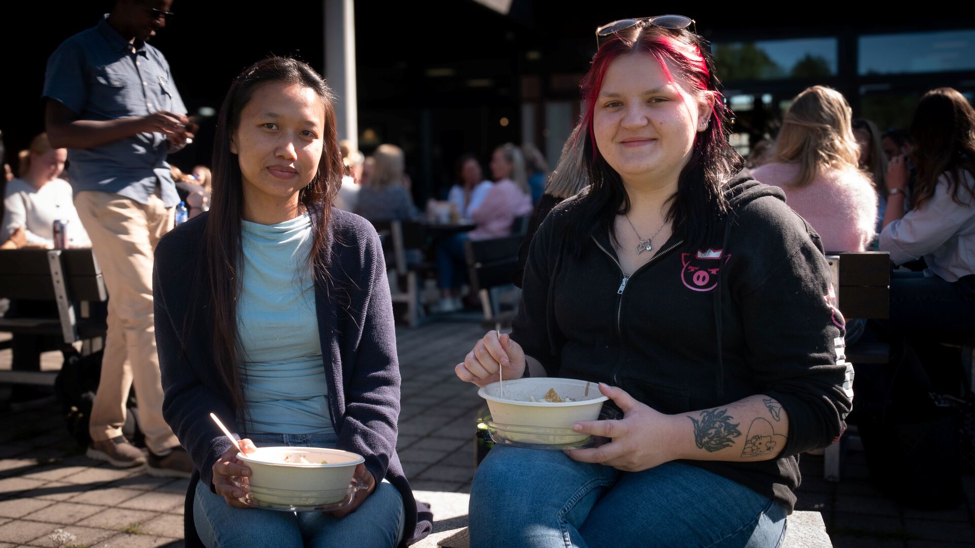 To studenter spiser mat fra kantina 