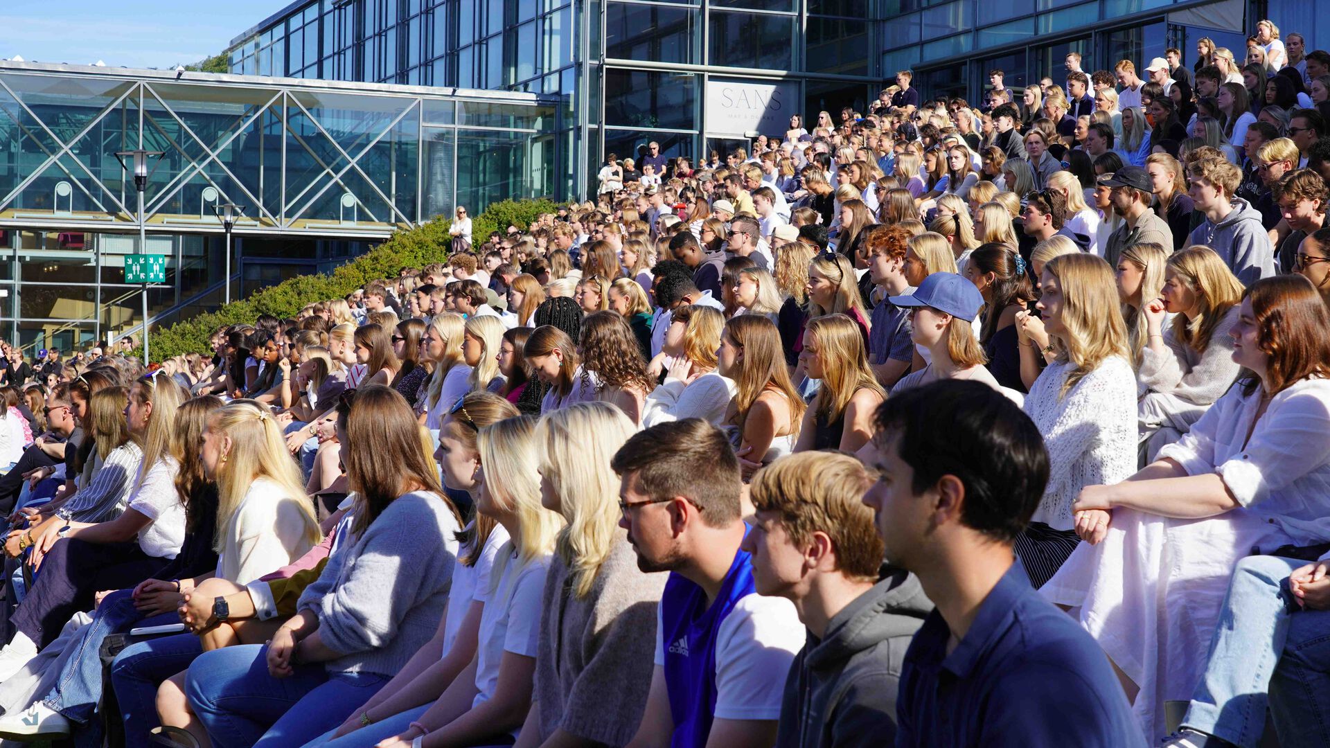 Hundrevis av studenter som sitter i amfiet ute på studiested Lillehammer