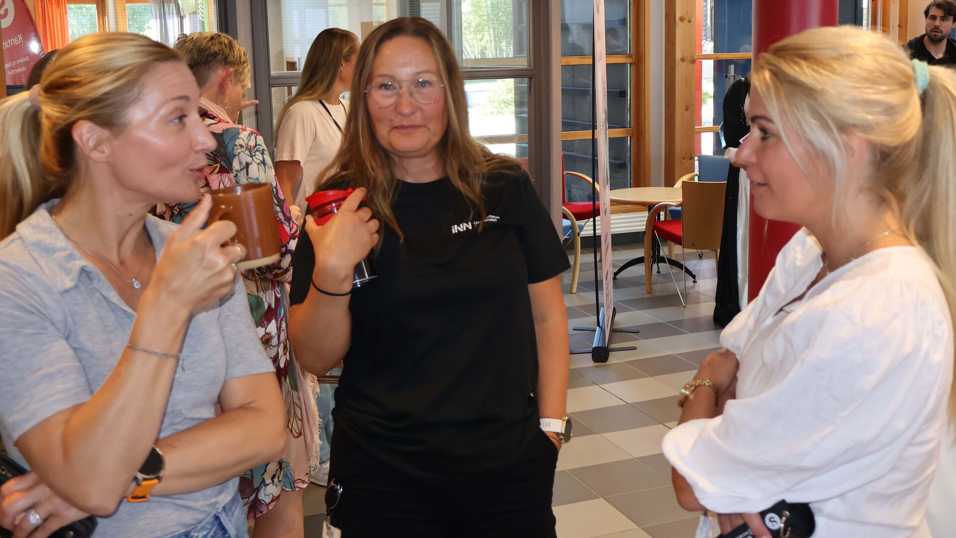 Tre damer snakker sammen på studiested Rena